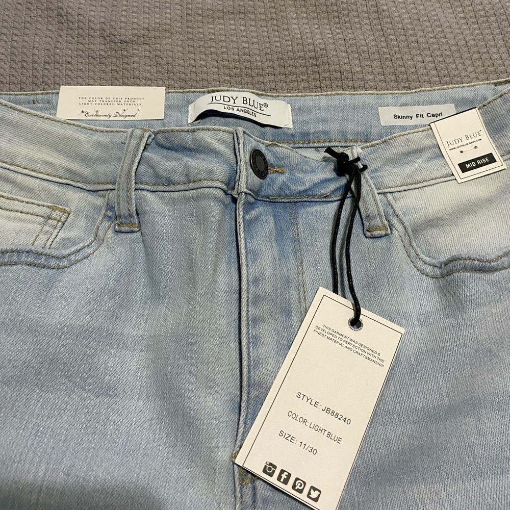 Judy Blue Mid Rise Skinny Fit Capris 11/30 NWT